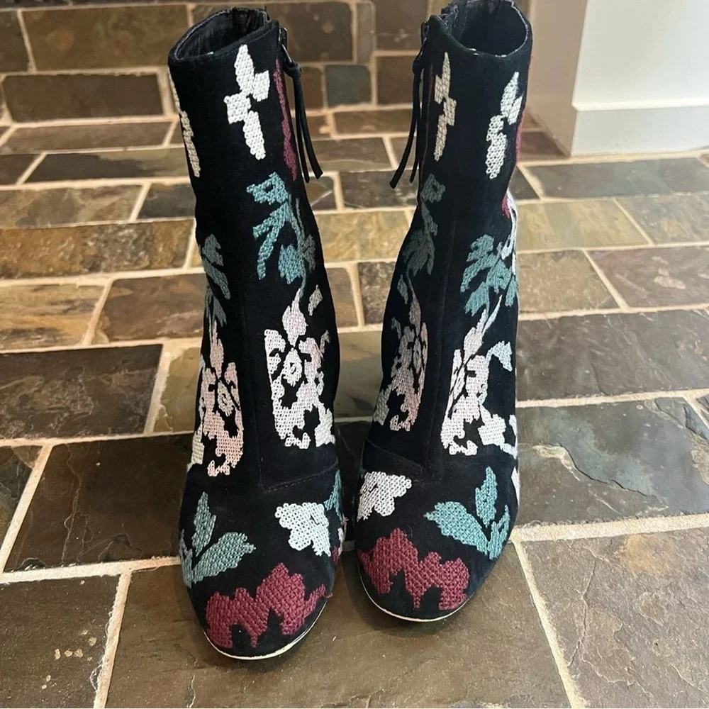 Rebecca Minkoff Embroidered Ankle Boots. 8.5 #010